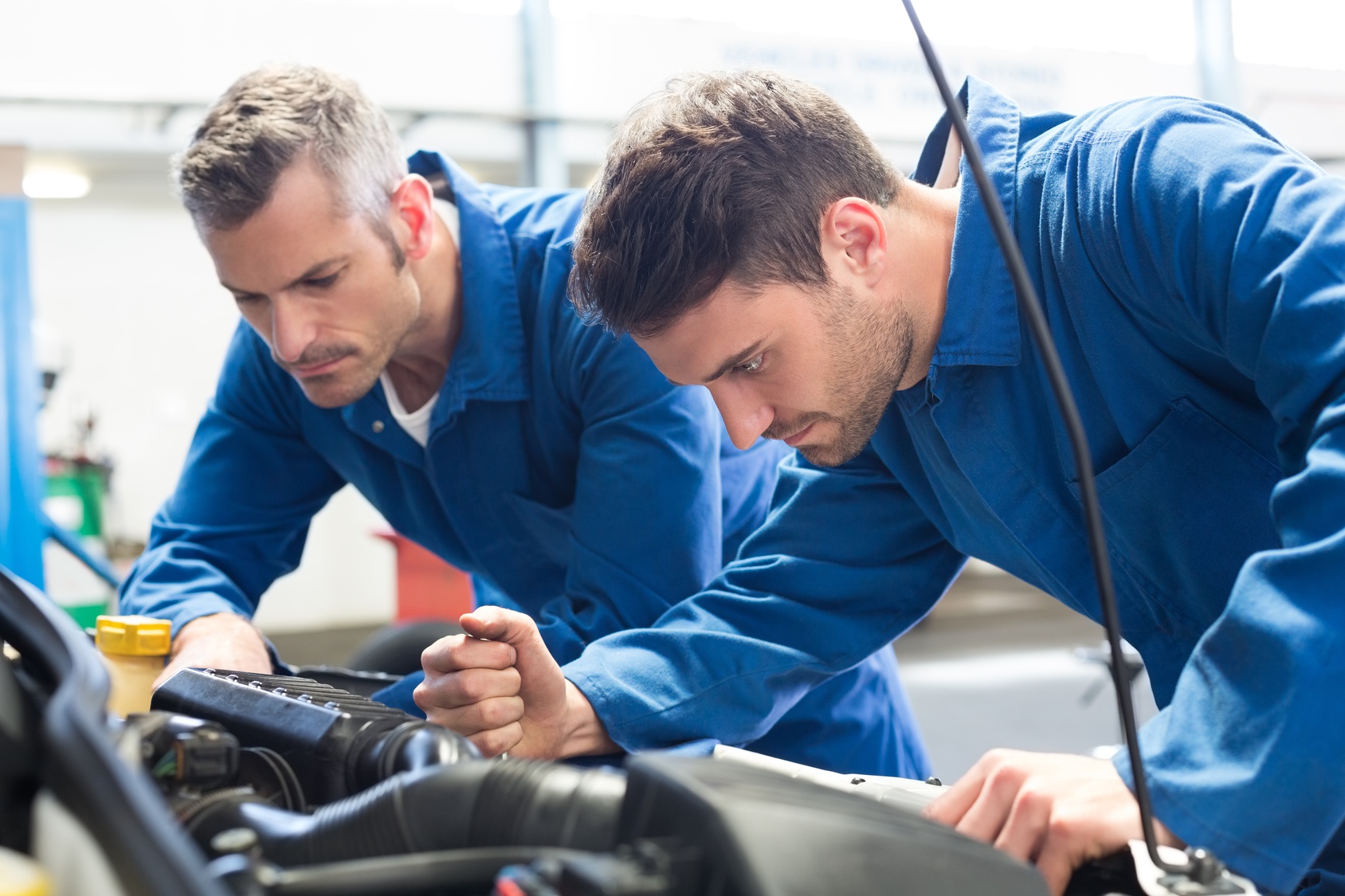 Riparazione dell'automobile in carrozzeria a Sondrio